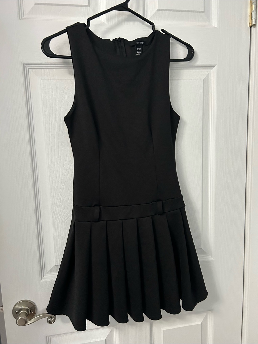 Forever 21 Black Sleeveless Pleated Mini Dress